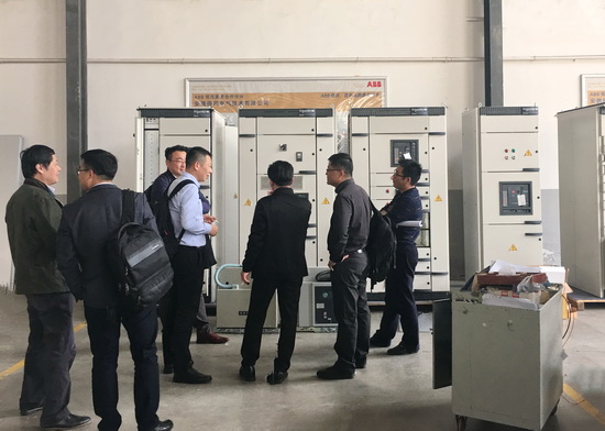 客户来得润电气参观产品图