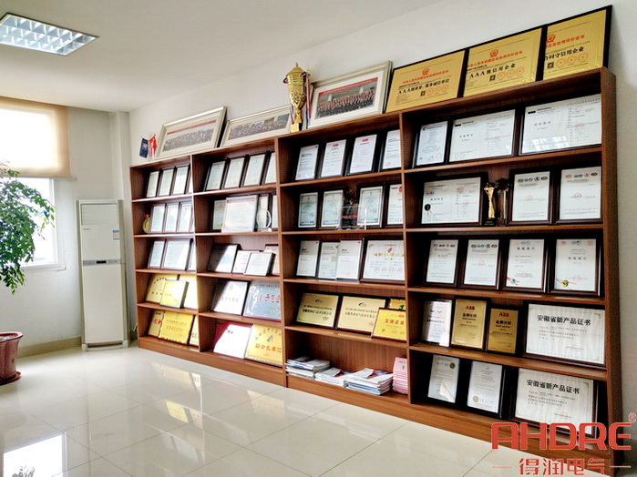 资质荣誉展柜.jpg