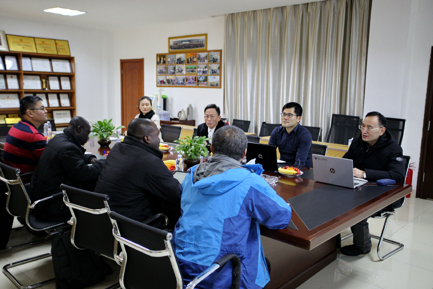 双方会议交流中.jpg