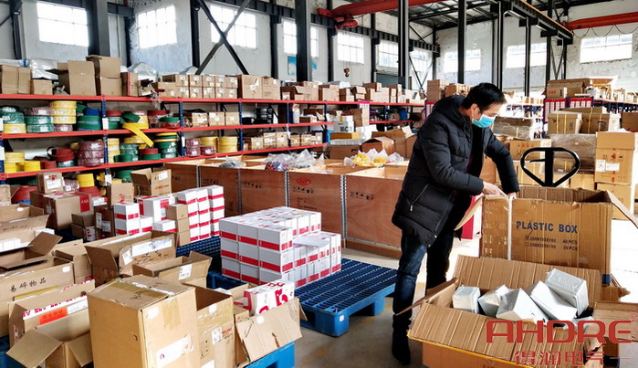 仓库员工进行货物清点整理
