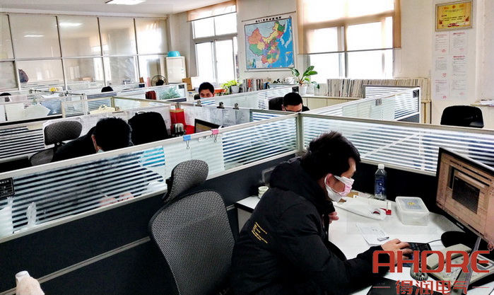 技术员工设计图纸中.jpg