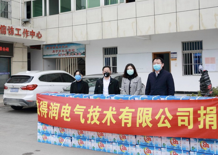 总经理刘琴芳同董事长王青向岗集政府捐款物资