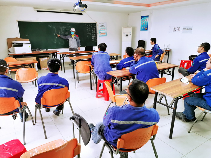 我公司工作人员进行现场指导.jpg