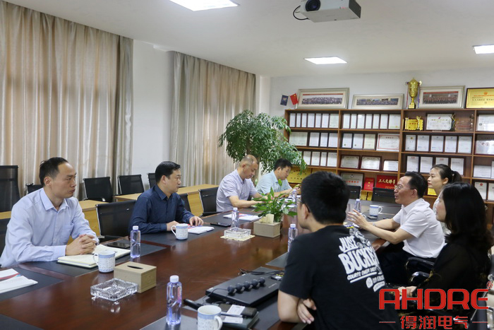 讨论交流中.jpg