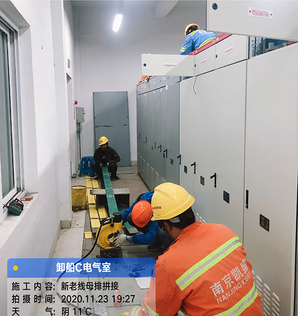 母排拼接现场工作.jpg
