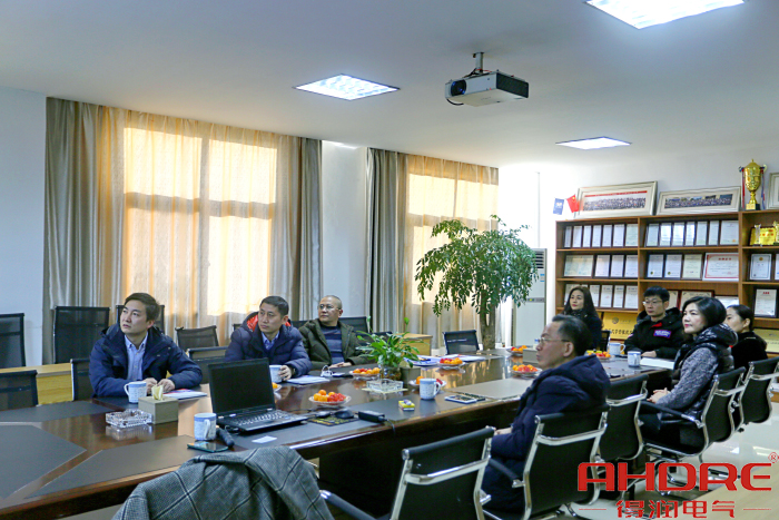 会议交流中.jpg