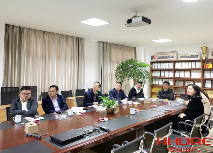 会议交流中.jpg