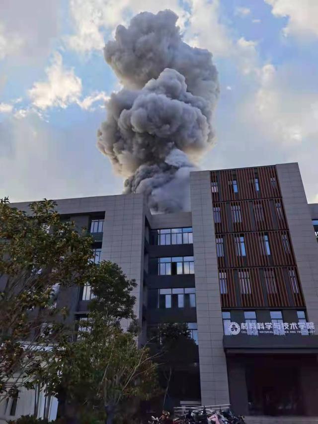 南航大爆燃现场图