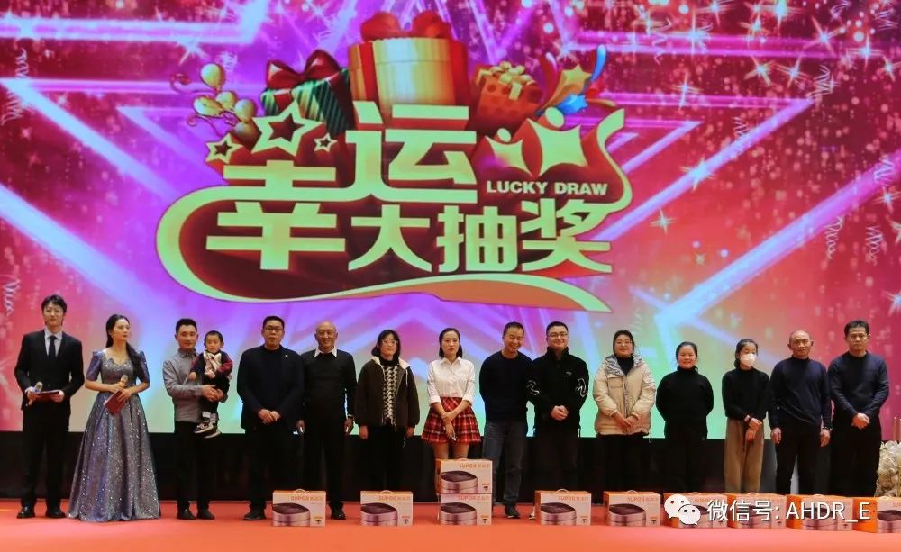副总经理王杨和执行总裁王爱春颁发二等奖