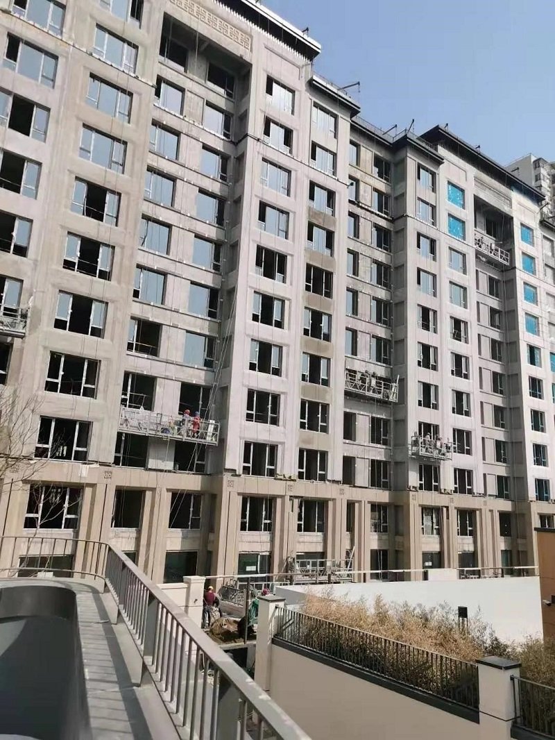 目前正在进行：1-4号楼屋面及外装施工