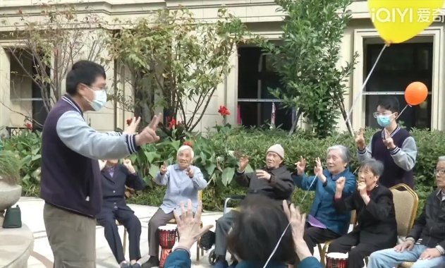 恭和苑引入志愿者给老人们开设社群课.