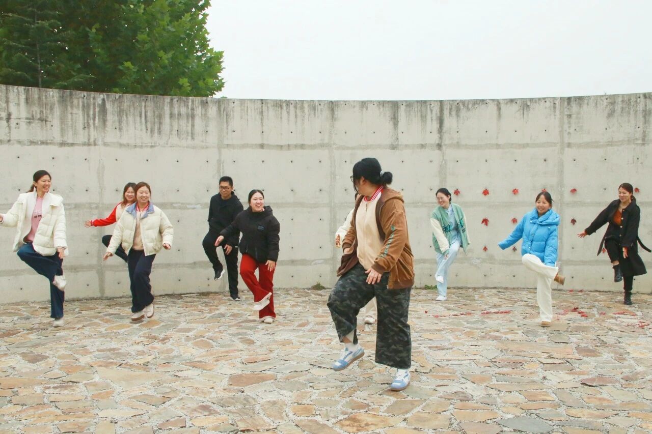 胜似春花的景色映衬着佳节气氛