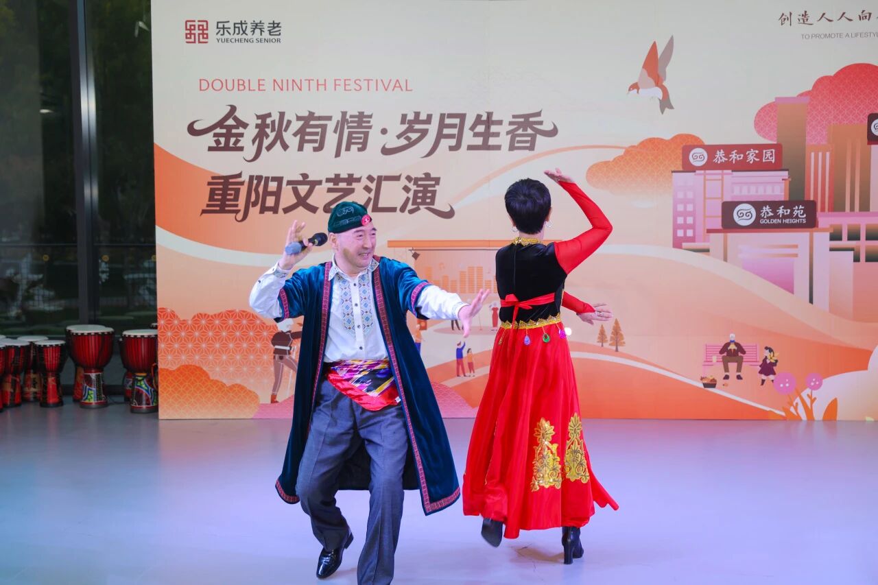 等候拍摄的长辈与亲友们互相整理着衣领